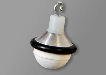 Ansicht auf eine weiße Tastspitze mit Gummiring zum Einhängen