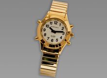 Ansicht auf die goldene Uhr.