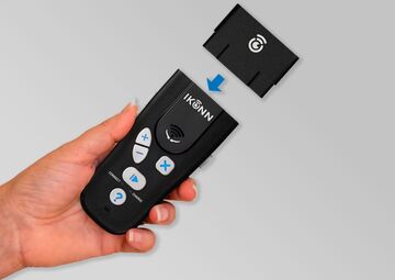 Eine Hand hält den Farbsensor, eine schwarze Bedienung.