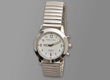 Ansicht auf die silberne Uhr.