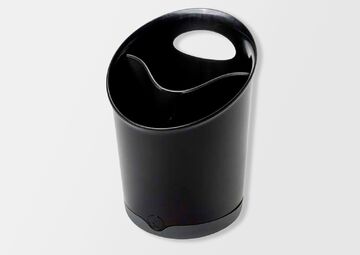 Ansicht auf einen schwarzen Plastikbehälter.