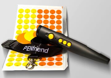 Ansicht auf den schwarzen Stift mit Band und gelben und orangenen Klebepunkten.