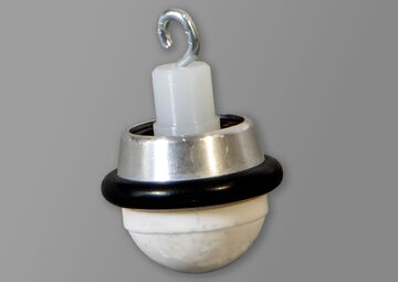 Ansicht auf eine weiße Rollspitze mit schwarzem Gummiring zum Einhängen