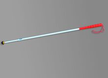 Ansicht auf einen weißen Langstock mit rotem Griff.