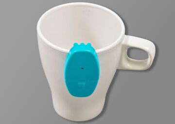 Ansicht auf den hellblauen Füllstandsanzeiger an einer weißen Tasse.