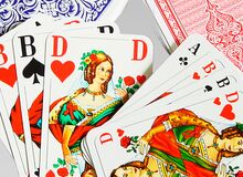 Aufgefächerte Karten sind in Großaufnahme zu sehen. Es ist ein französisches Blatt.