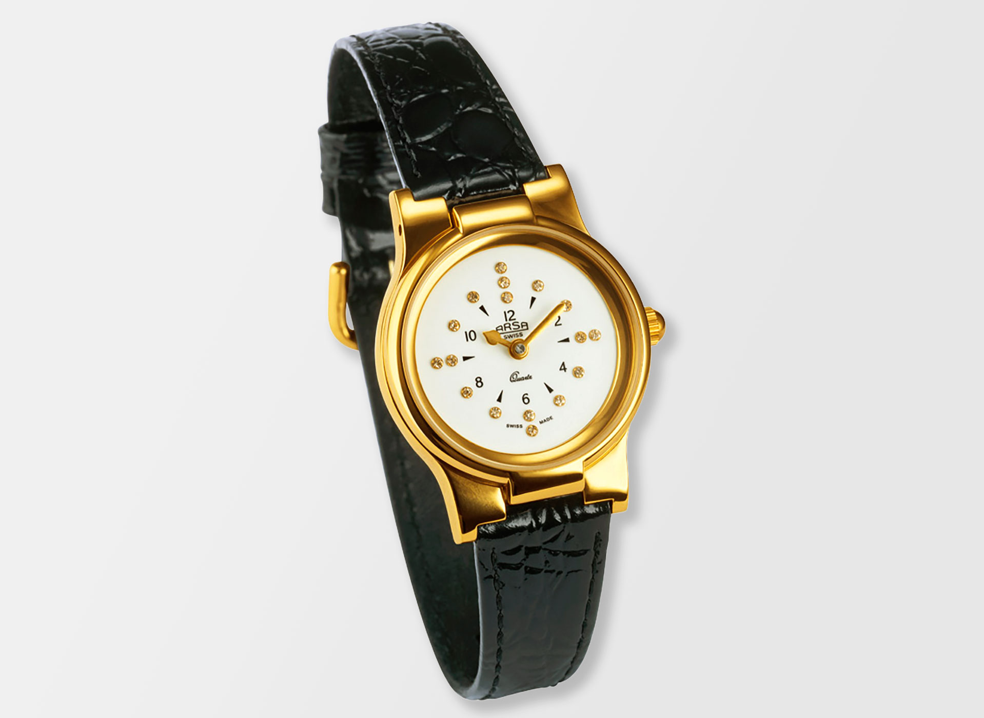 Ansicht auf die Uhr mit schwarzem Band.