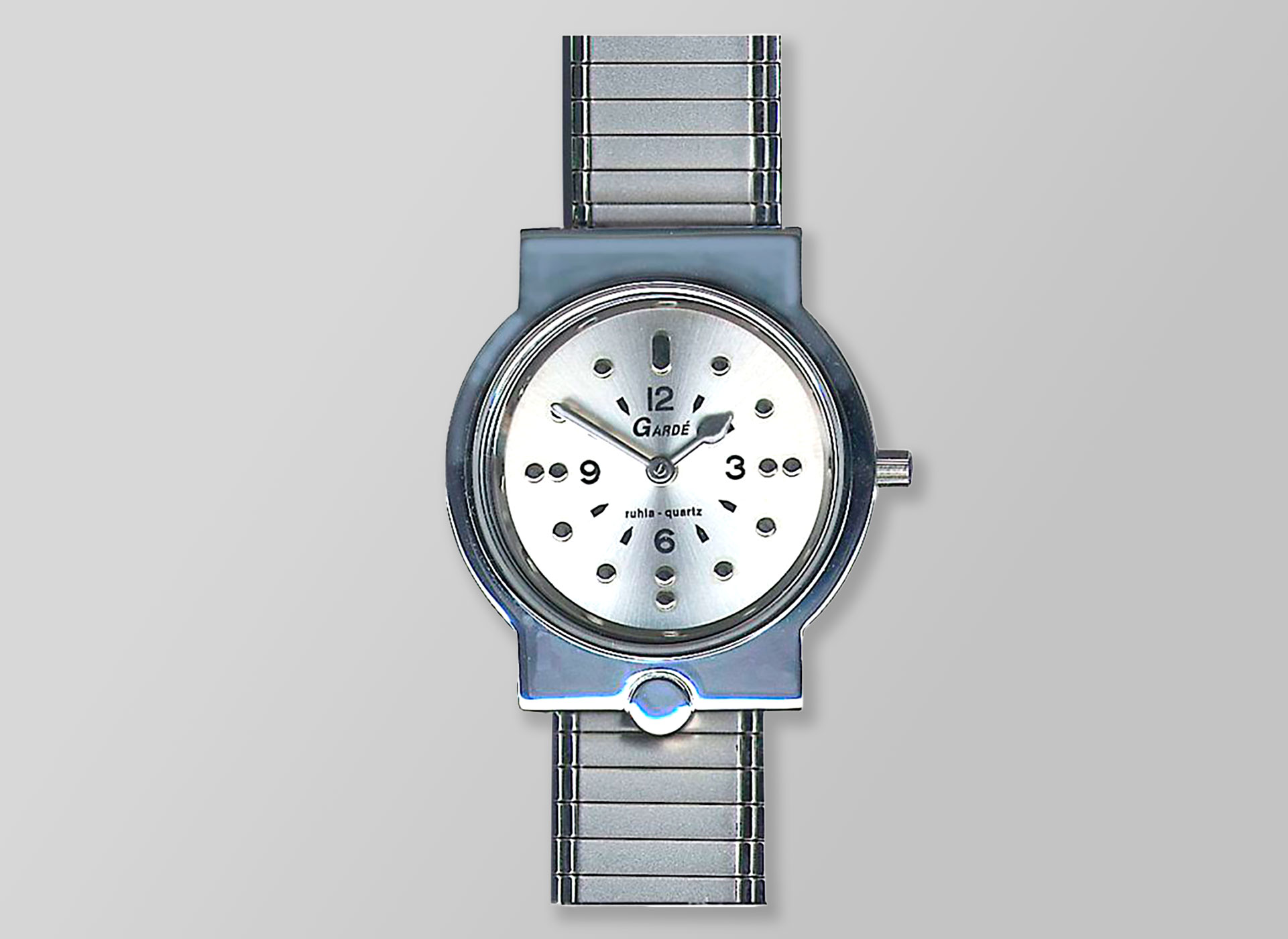 Ansicht auf die Chrom-Uhr