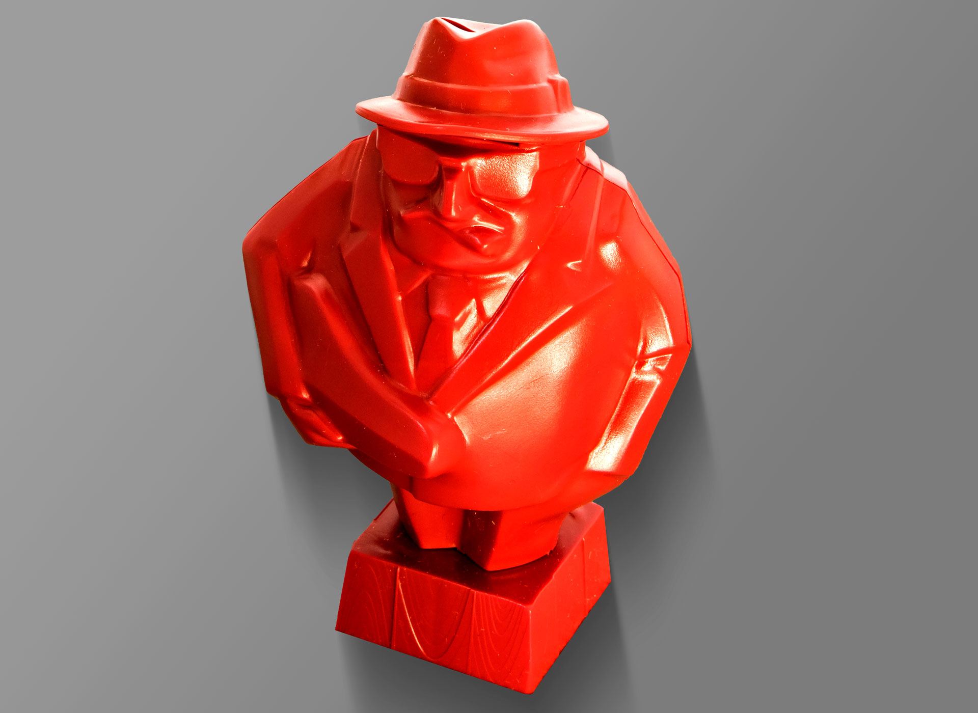 Ansicht auf den kleinen roten dicken Mann aus Plastik.