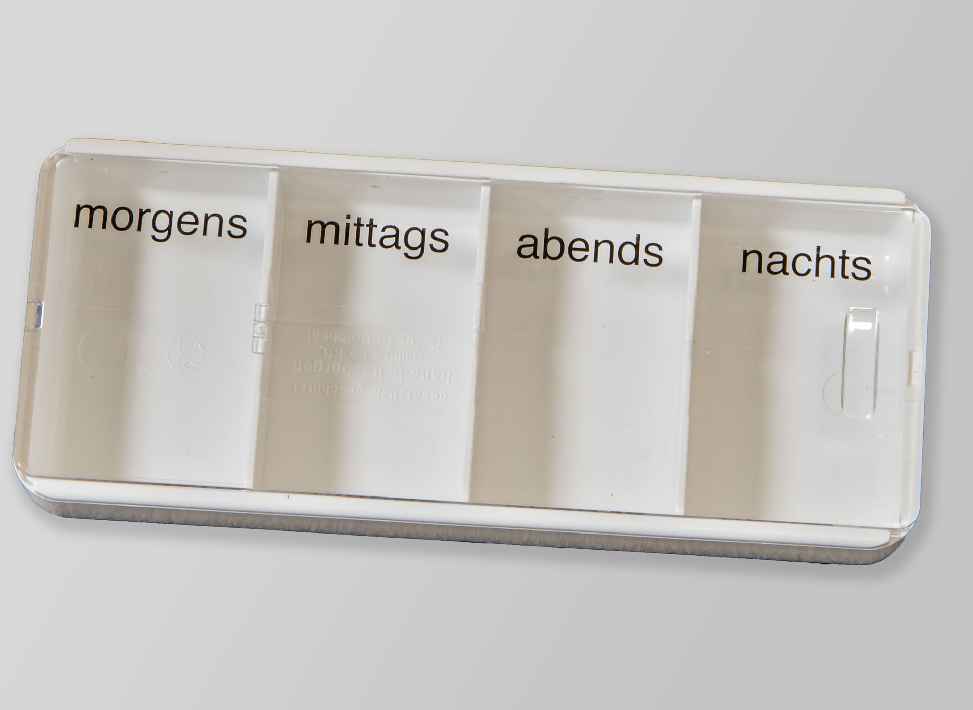 Weiße Box mit Beschriftung in Schwarzschrift.