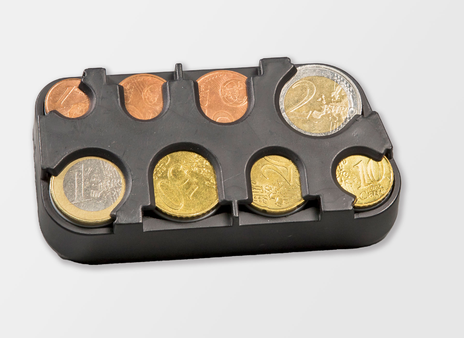Ansicht auf die schwarze Box mit Münzen.