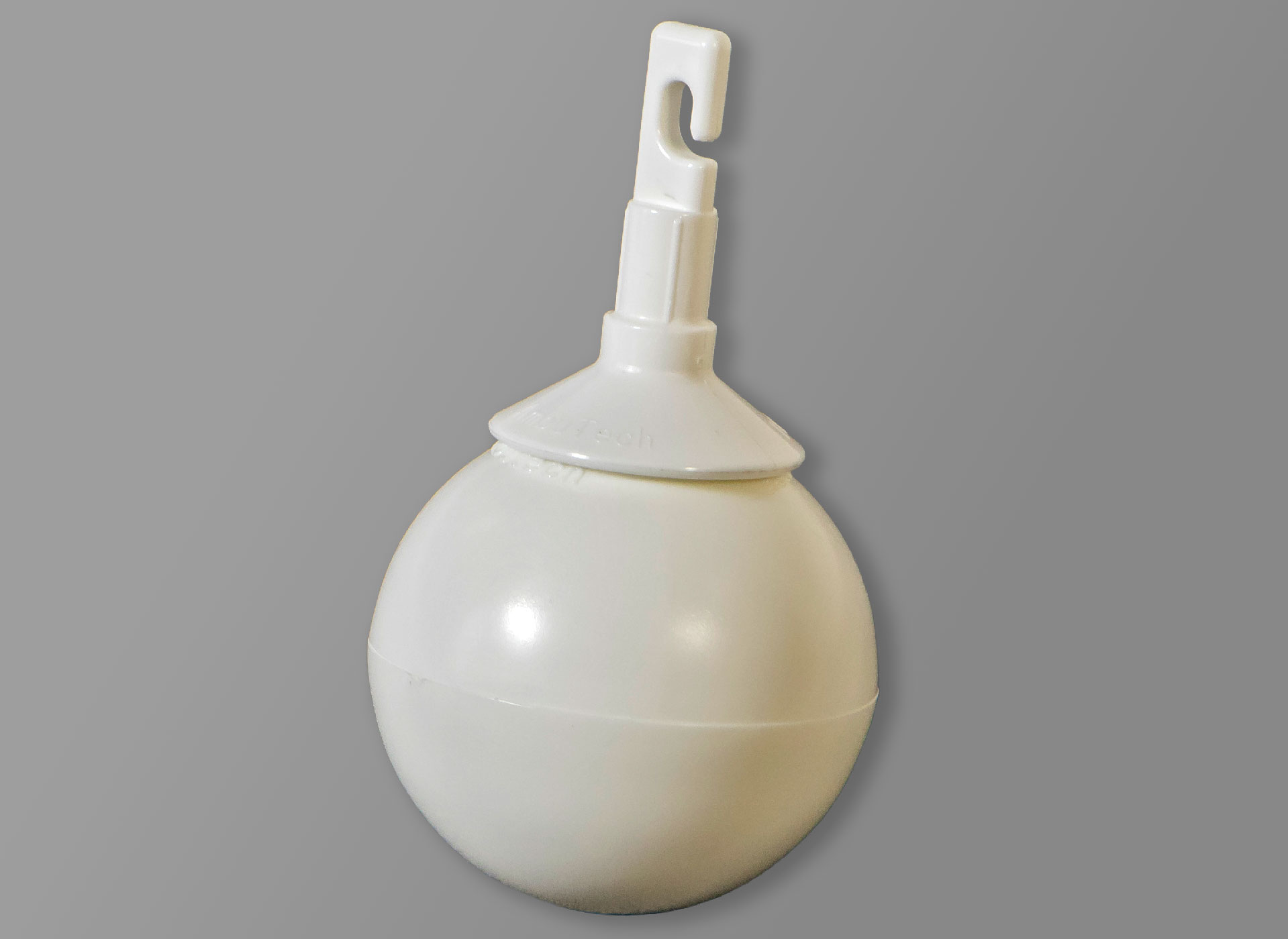 Ansicht auf eine weiße Rollspitze in Ballform zum Einhängen