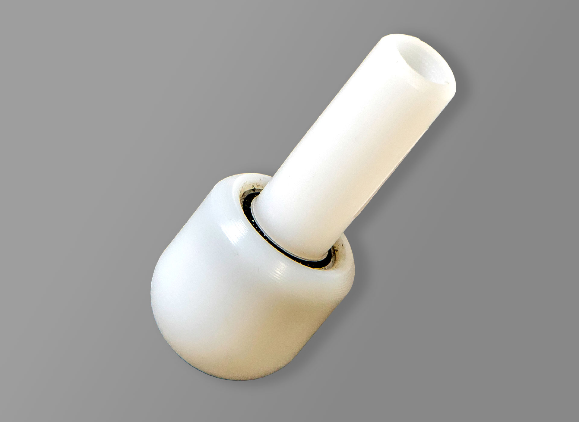 Ansicht auf eine weiße Rollspitze zum Aufstecken in Zylinderform