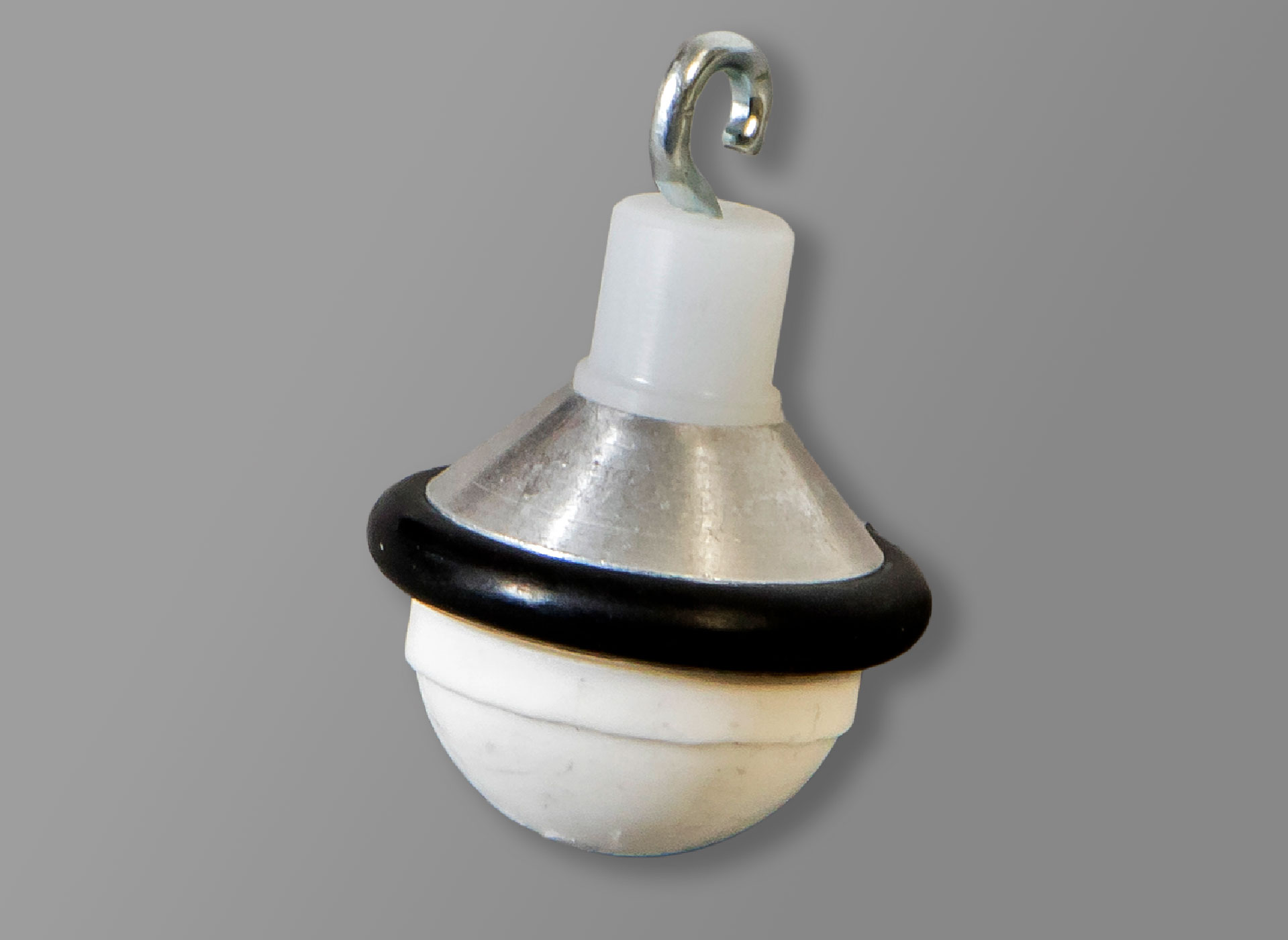 Ansicht auf eine weiße Tastspitze mit Gummiring zum Einhängen