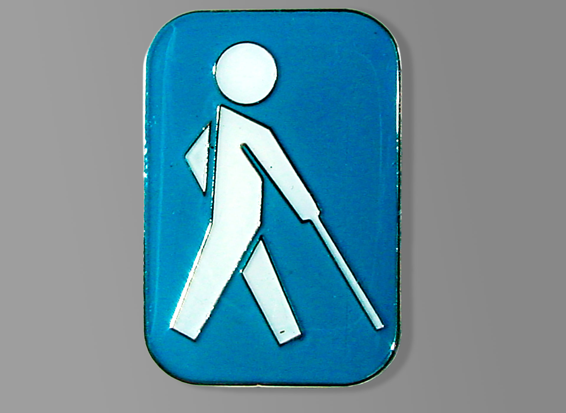 Ansicht auf die Anstecknadel in Blau mit weißem Stockmännchen.