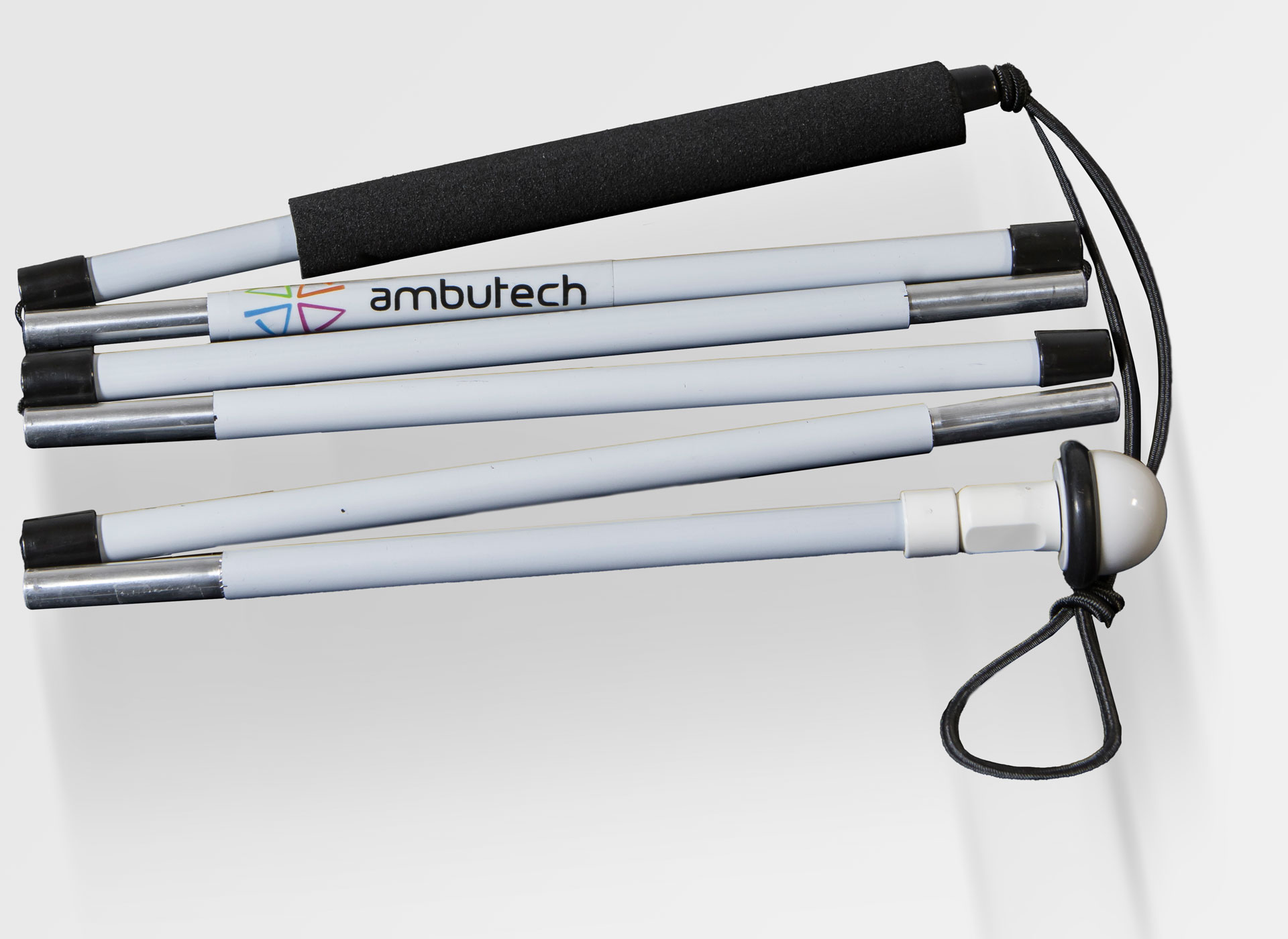 Ansicht auf den weißen, zusammengefalteten Langstock mit Griff und Rollspitze.