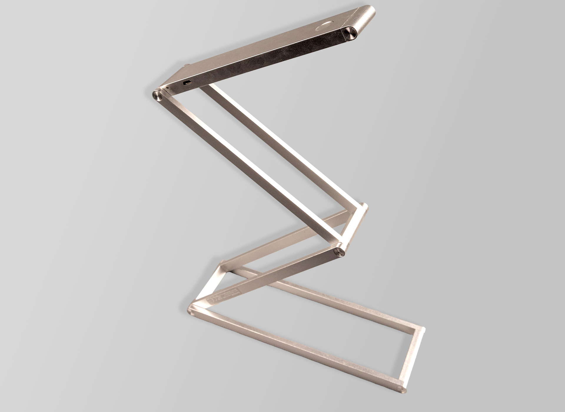 silberne lampe aufgestellt