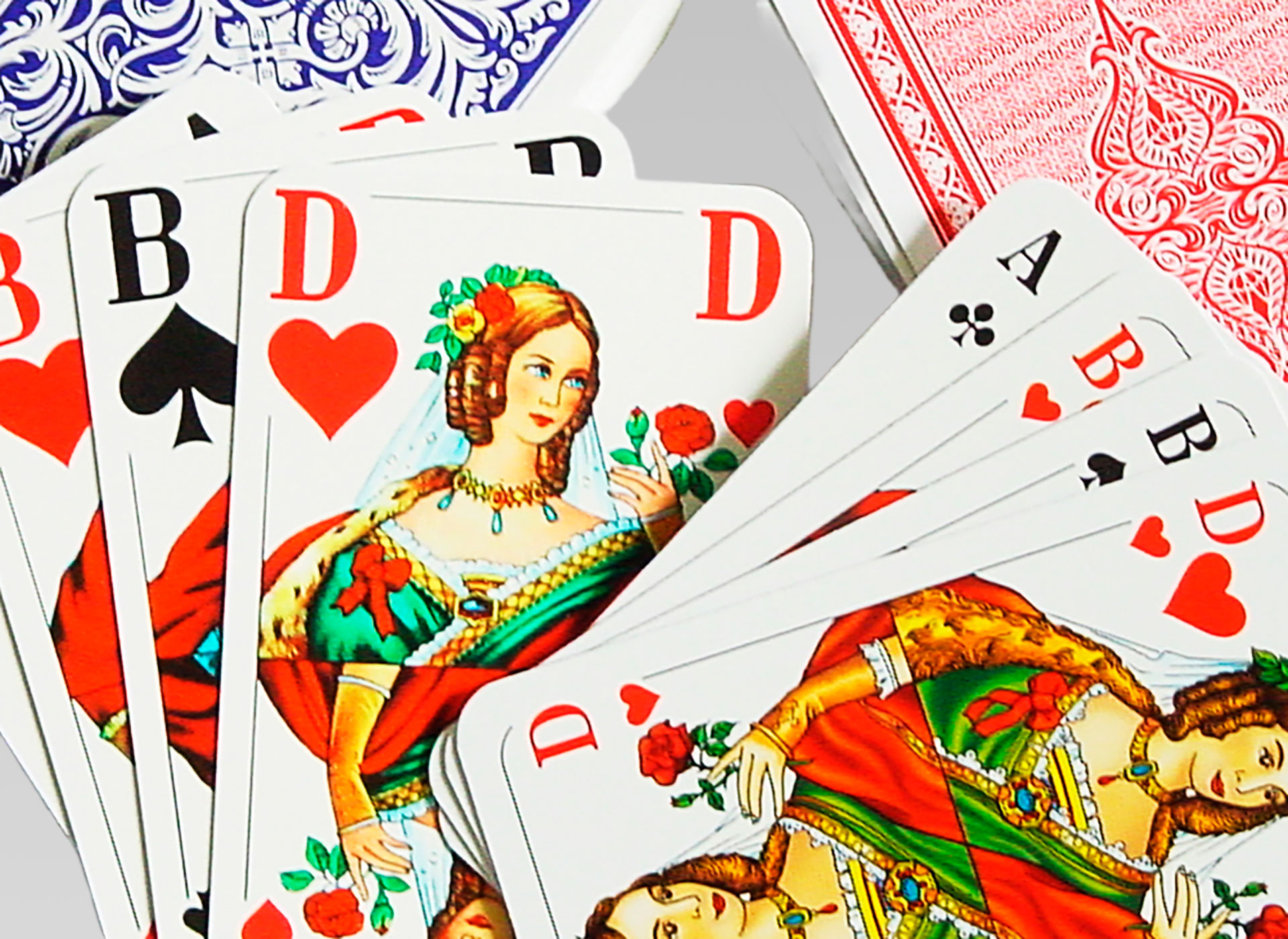 Aufgefächerte Karten sind in Großaufnahme zu sehen. Es ist ein französisches Blatt.