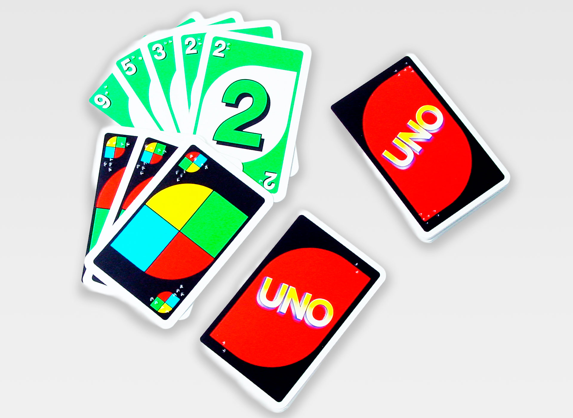 Ansicht auf die ausgebreiteten Uno-Spielkarten.