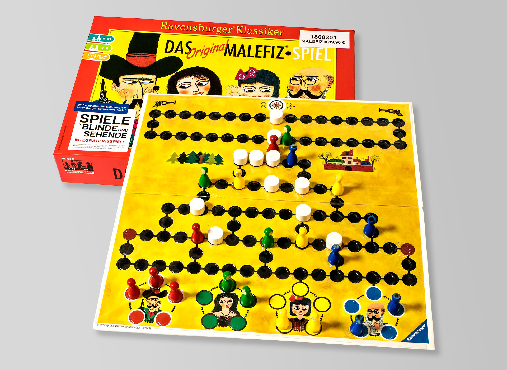 Ansicht au f das Brettspiel mit Spielsteinen und dem Karton.