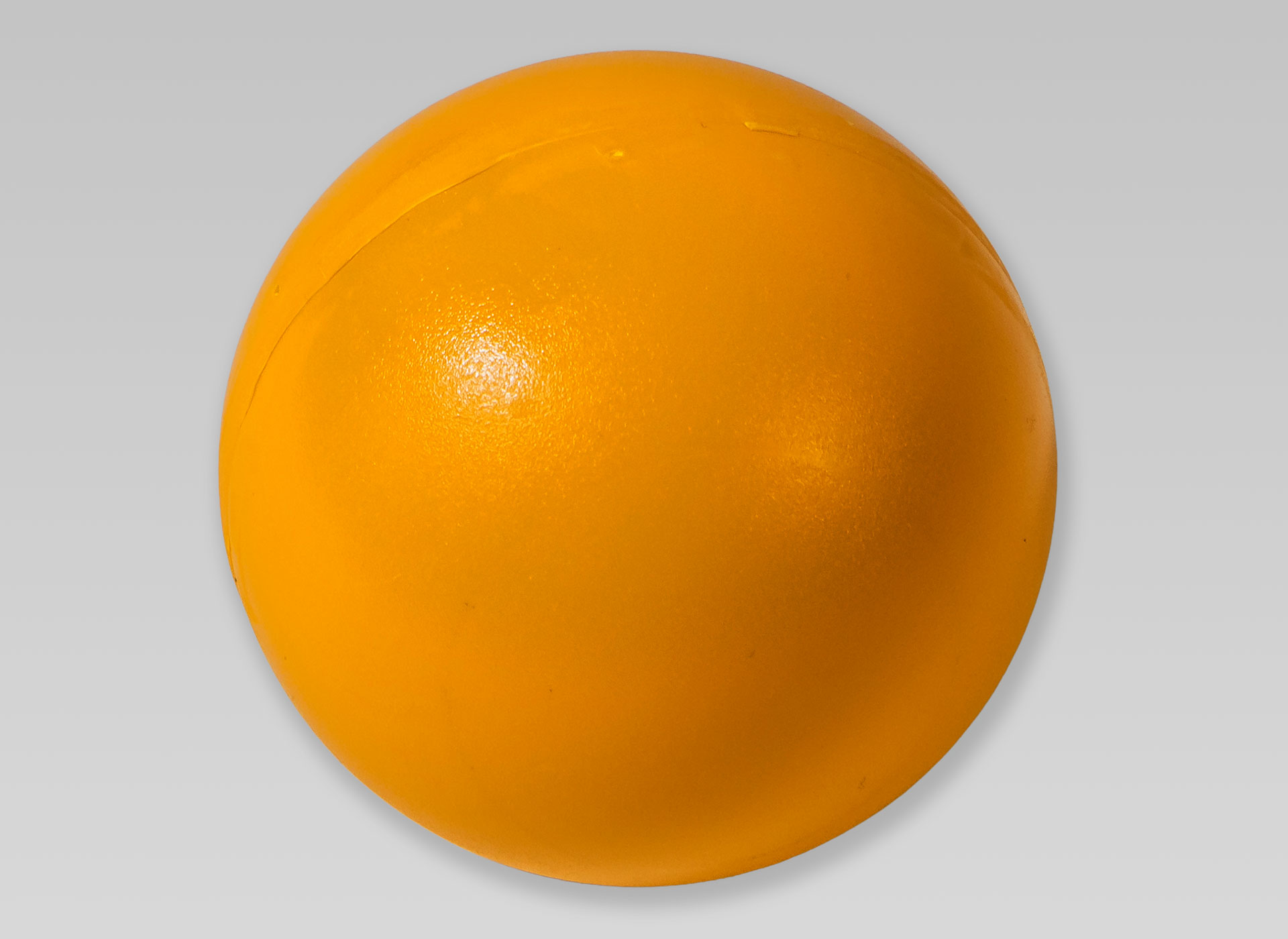 Der orangefarbene Ball in Großaufnahme.