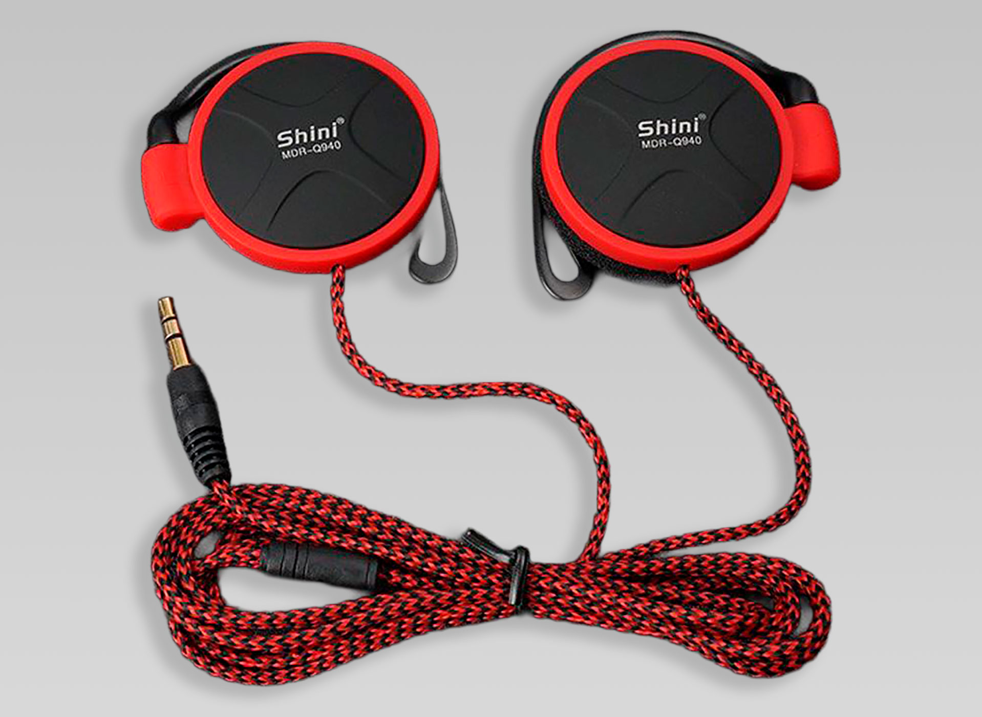 Ansicht auf Ohrhörer in den Farben Schwarz/ Rot mit Kabel und Klinkenstecker