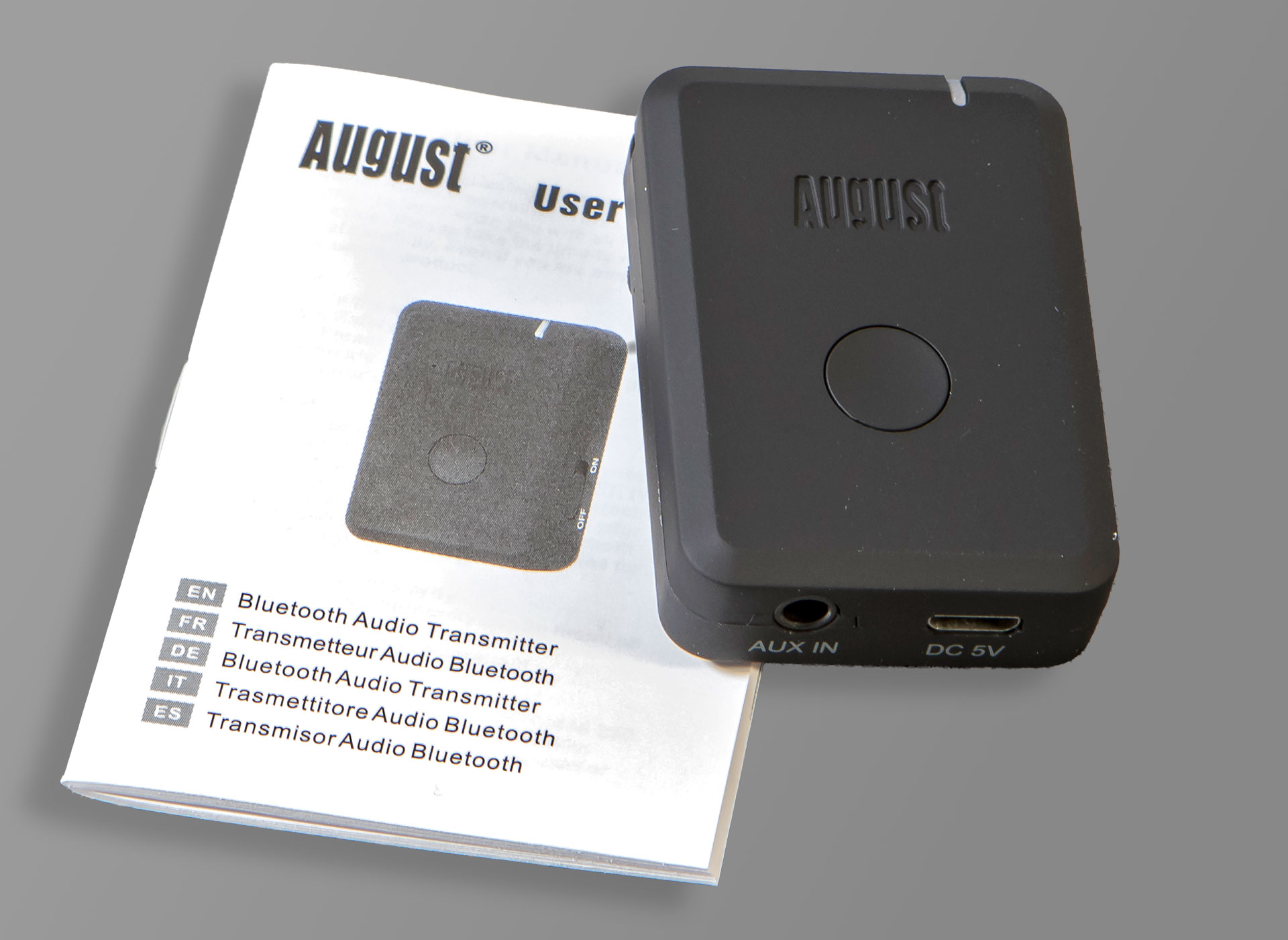 Ansicht auf das schwarze Gerät mit weißer Beschreibung daneben.