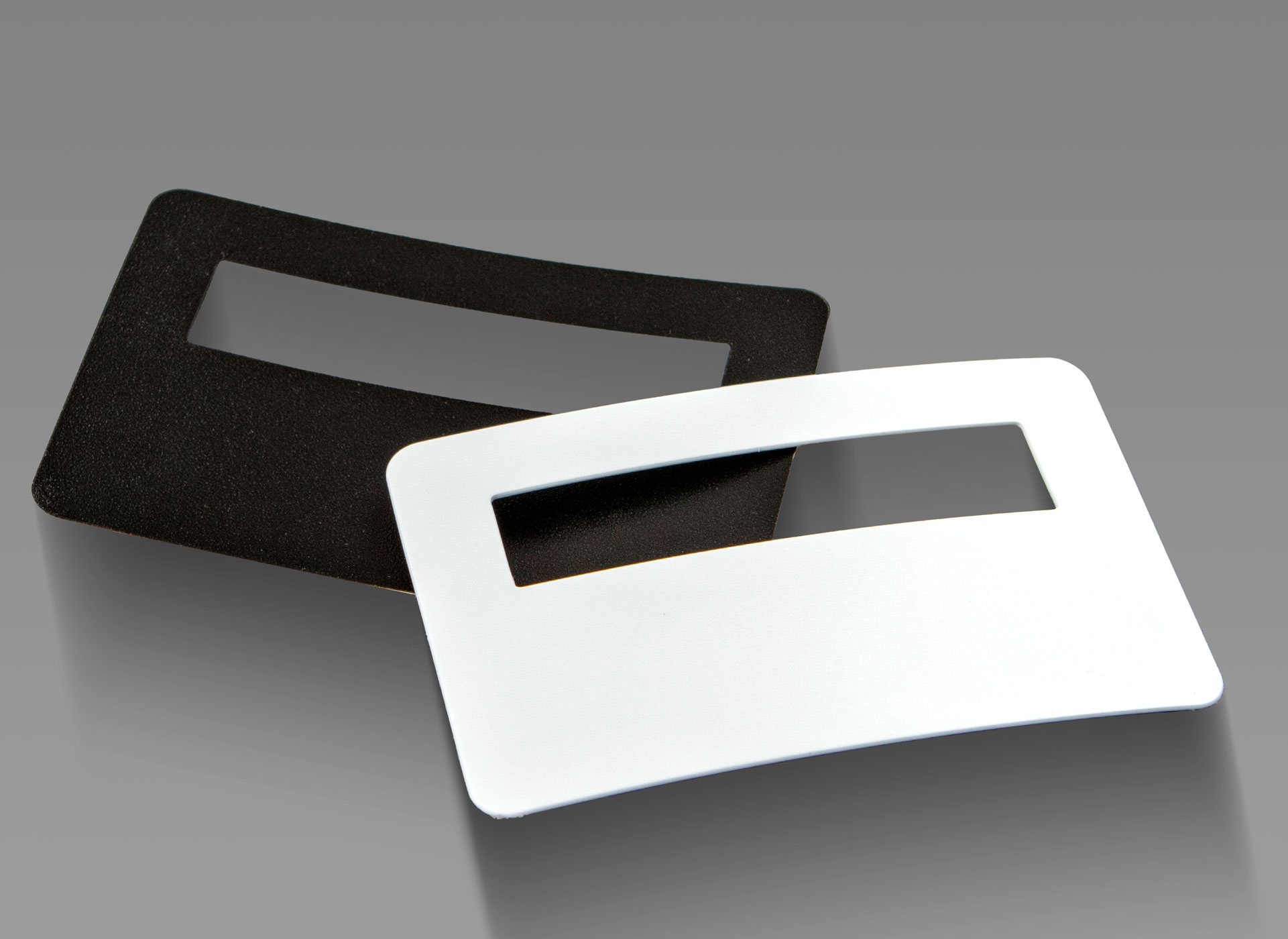 Zwei Schablonen beieinander, eine in schwarz, eine in weiß.