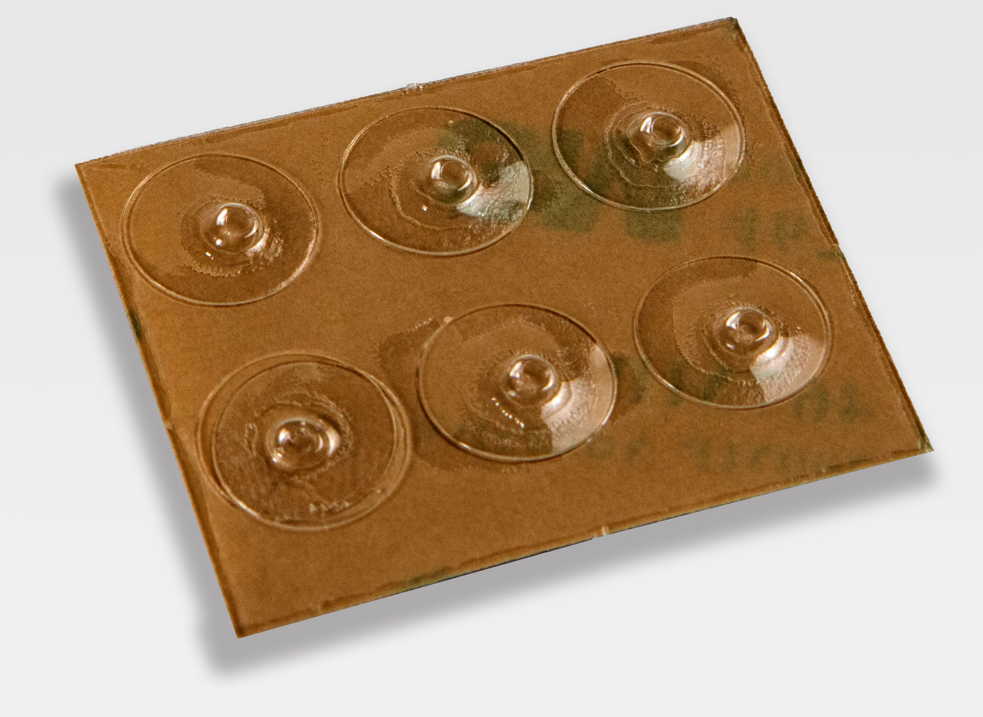 Ansicht auf eine braune Hülle mit den Punkten.